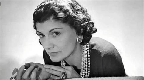 prenda mas famosa de coco chanel|coco chanel ejemplos.